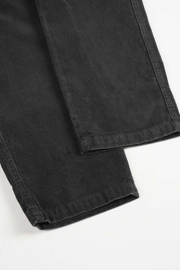 가먼트워싱 코듀로이 R.C핏 치노 팬츠는 부드러운 촉감의 코듀로이 소재로 제작되어 봄, 가을에 착용하기 좋은 남성용 긴 바지입니다. 무지 디자인에 레귤러핏으로 제작되어 캐주얼, 베이직 스타일을 연출하며, 출근룩과 비즈니스 캐주얼에도 활용 가능합니다. 가먼트워싱 기법을 통해 자연스러운 질감을 더했으며, 두께감이 있어 더욱 안정감 있는 착용감을 선사합니다. 클래식, 미니멀 스타일을 즐겨 입는 분들께 추천하는 아이템입니다. 블랙 컬러로 어떤 상의에도 쉽게 매치할 수 있습니다.
