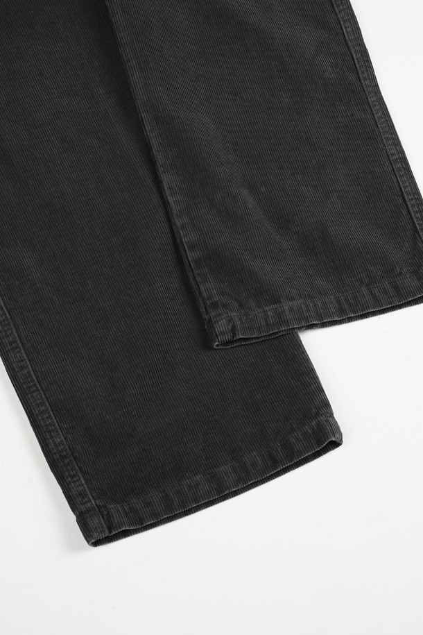 가먼트워싱 코듀로이 카펜터 C.L핏 치노 팬츠는 캐주얼, 클래식, 미니멀 스타일을 모두 아우르는 남성용 바지입니다. 부드러운 촉감의 코듀로이 소재에 가먼트워싱 기법을 더해 자연스러운 멋을 살렸습니다. 카펜터 스타일의 디자인에 레귤러핏으로 제작되어 편안한 착용감을 제공하며, 가을과 겨울철 출근룩에 적합합니다. 톤 다운된 그레이 컬러와 두꺼운 두께감으로 따뜻하고 세련된 분위기를 연출합니다.
