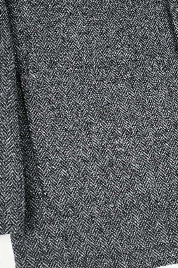 세련된 남성미를 더하는 울 블렌드 퀼팅 재킷입니다. 클래식하고 미니멀한 디자인으로, 가을과 겨울에 따뜻함과 스타일을 동시에 잡을 수 있습니다. 차분한 그레이 컬러와 싱글 버튼 여밈 방식이 세련된 분위기를 연출하며, 레귤러 핏 디자인으로 편안한 착용감을 선사합니다. 출근룩, 비즈니스 캐주얼, 모임룩 등 다양한 TPO에 활용 가능하며, 퀄팅 디테일이 고급스러움을 더합니다. 울 소재 특유의 부드러운 촉감과 보온성을 느껴보세요.
