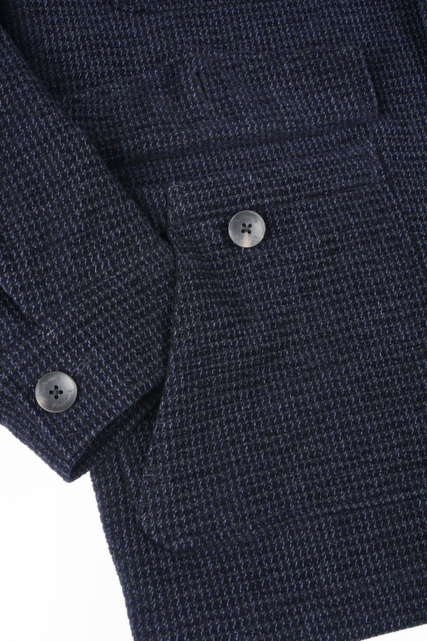 네이비 컬러의 울(Wool) 소재를 사용한 남성용 멀티 포켓 퀼팅 재킷입니다. 가을과 겨울에 착용하기 적합하며, 클래식하고 미니멀한 스타일을 연출합니다. 넉넉한 수납을 위한 멀티 포켓 디자인이 특징이며, 레귤러 핏으로 제작되었습니다. 버튼 여밈 방식과 긴 소매 기장으로, 출근룩이나 비즈니스 캐주얼에 활용하기 좋습니다. 두꺼운 두께감으로 따뜻함을 더했습니다.
