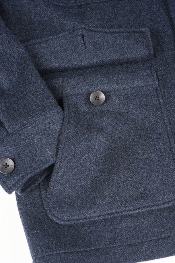 네이비 컬러의 울 멀티 포켓 퀼팅 재킷입니다. 가을, 겨울 시즌에 어울리는 두꺼운 두께감과 클래식, 베이직 스타일로 제작되었습니다. 싱글 버튼 여밈 방식과 레귤러핏으로 제작되어 편안한 착용감을 제공하며, 퀼팅 디자인이 돋보입니다. 넉넉한 수납을 위한 멀티 포켓 디테일이 특징이며, 출근룩, 비즈니스 캐주얼, 모임룩 등 다양한 TPO에 활용 가능합니다. 미니멀하고 시크한 스타일을 연출하기 좋습니다.
