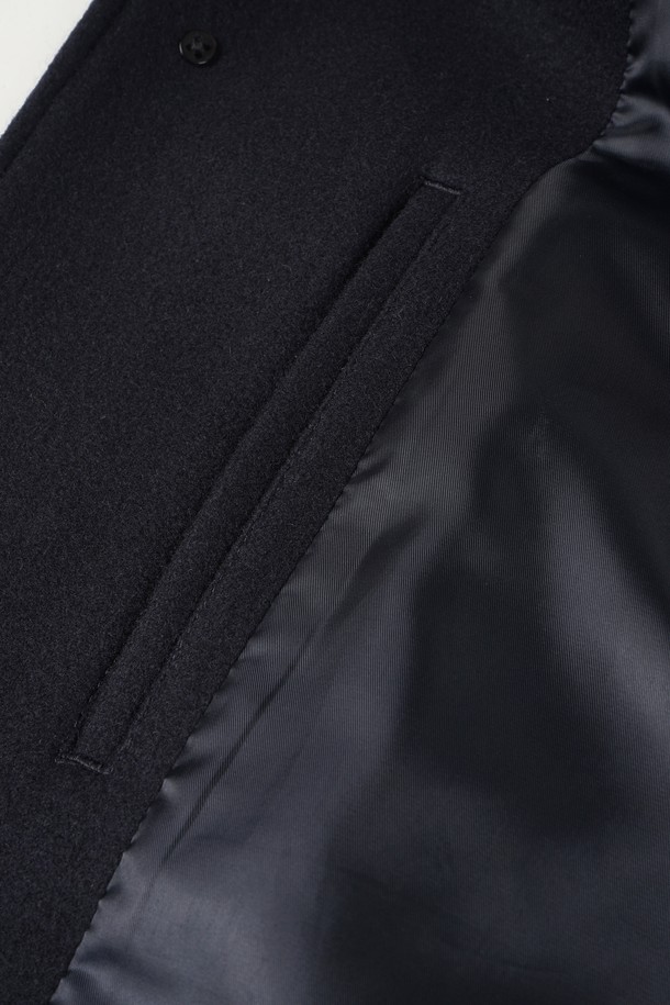 **울 블렌드 발마칸 코트**는 남성용 아우터로, 가을과 겨울철에 적합한 두꺼운 울 소재의 발마칸 코트입니다. 블랙과 네이비 두 가지 색상으로 출시되었으며, 클래식하고 미니멀한 스타일을 연출합니다. 레귤러핏의 레귤러 기장으로 제작되었으며, 싱글 버튼 여밈 방식과 칼라, 포켓 디테일이 특징입니다. 출근룩, 비즈니스 캐주얼, 모임룩 등 다양한 TPO에 활용 가능하며, 미니멀하고 시크한 스타일을 선호하는 남성에게 적합합니다.
