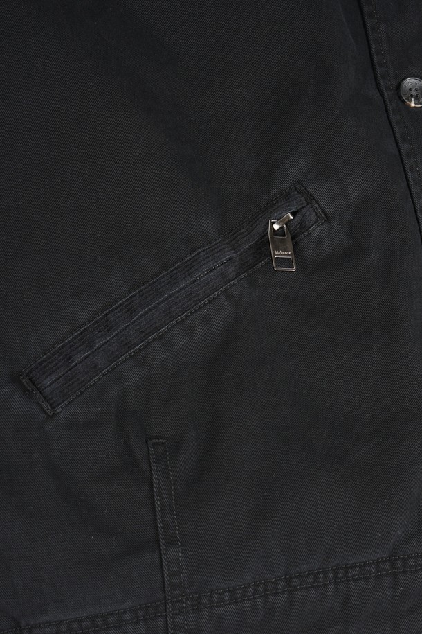 가먼트워싱 트윌 패딩 블루종 재킷은 남성용 아우터로, 가을과 겨울에 착용하기 좋은 두꺼운 두께감의 캐주얼 자켓입니다. 무지 패턴의 블랙 컬러로, 다양한 스타일에 매치하기 용이하며, 출근룩으로도 활용할 수 있습니다. 레귤러핏으로 편안한 착용감을 제공하며, 집업 스타일과 긴소매 디자인이 특징입니다. 가먼트워싱 기법과 패딩 충전재를 사용하여 보온성을 높였으며, 미니멀하고 클래식한 스타일을 연출하기 좋습니다.
