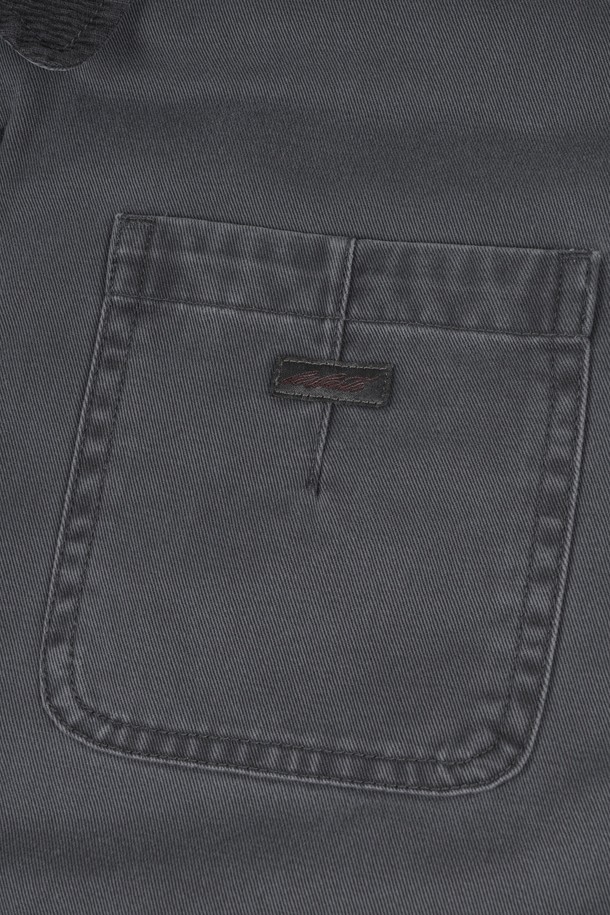 가먼트워싱 트윌 패딩 블루종 재킷은 남성용 아우터로, 캐주얼, 미니멀, 클래식 스타일을 아우릅니다. 가을과 겨울에 적합하며, 두꺼운 두께감으로 따뜻함을 제공합니다. 블루 컬러의 무지 디자인에 레귤러핏으로 제작되어 편안한 착용감을 선사하며, 집업 여밈 방식과 긴 소매 기장이 특징입니다. 가먼트워싱 기법을 통해 자연스러운 질감을 살린 트윌 소재의 패딩 재킷입니다.
