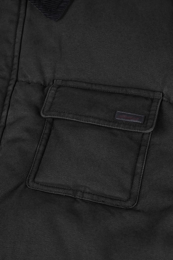 가먼트워싱 덕다운 하프 패딩은 겨울철 보온성을 책임지는 남녀 공용 아우터입니다. 캐주얼, 베이직 스타일을 기반으로 한 무지 디자인으로, 다양한 스타일에 매치하기 용이합니다. 가먼트워싱 기법으로 제작되어 자연스러운 질감을 선사하며, 레귤러핏 디자인으로 편안한 착용감을 제공합니다. 넉넉한 두께감과 덕다운 충전재로 뛰어난 보온성을 제공하며, 경량 소재를 사용하여 활동성을 높였습니다. 하프 기장의 집업 스타일 패딩으로, 긴 소매를 갖추어 겨울철 따뜻함을 더합니다.
