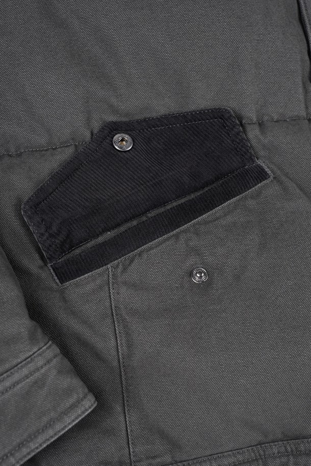 가먼트워싱 덕다운 하프 패딩은 남성용 겨울 아우터로, 캐주얼한 스타일을 연출합니다. 톤 다운된 그레이 컬러와 무지 디자인으로 어떤 스타일에도 쉽게 매치할 수 있습니다. 레귤러핏으로 편안한 착용감을 선사하며, 지퍼 여밈 방식으로 간편하게 착용 가능합니다. 가먼트워싱 공법으로 자연스러운 질감을 살렸으며, 덕다운 충전재를 사용하여 보온성을 높였습니다. 하프 기장의 패딩으로, 추운 겨울철에도 따뜻하고 스타일리시하게 연출할 수 있습니다.
