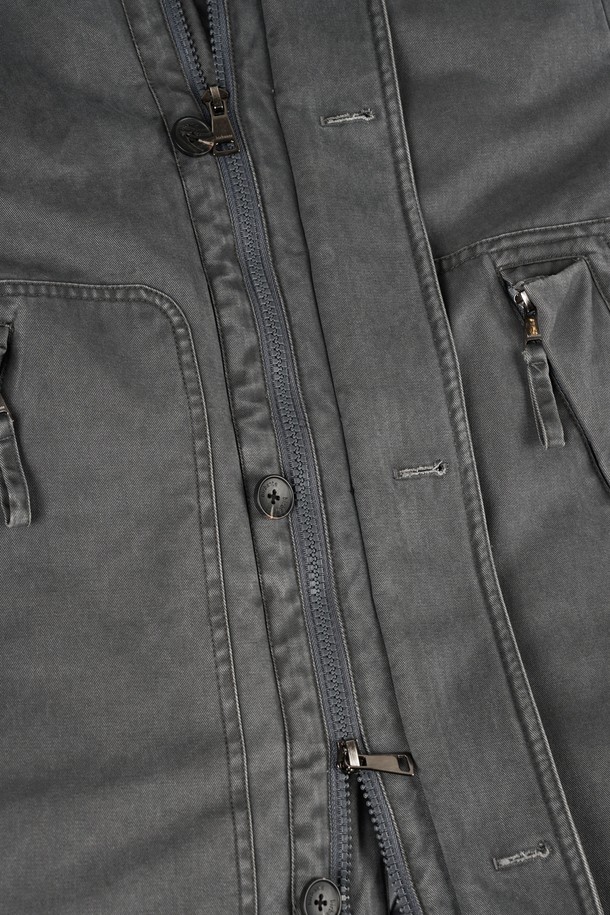 가먼트워싱 덕다운 패딩은 남성용 아우터로, 겨울철 캐주얼 스타일을 연출하기에 적합합니다. 톤 다운된 그레이 컬러와 무지 디자인으로 어떤 옷에도 쉽게 매치할 수 있습니다. 넉넉한 두께감의 덕다운 충전재가 뛰어난 보온성을 제공하며, 레귤러 핏으로 편안한 착용감을 선사합니다. 지퍼와 버튼으로 이중 여밈 처리되었으며, 후드와 지퍼 포켓, 가먼트워싱 디테일이 특징입니다. 긴 소매 기장과 레귤러 기장으로 제작되었으며, 미니멀하고 클래식한 스타일을 선호하는 분들께 추천합니다.
