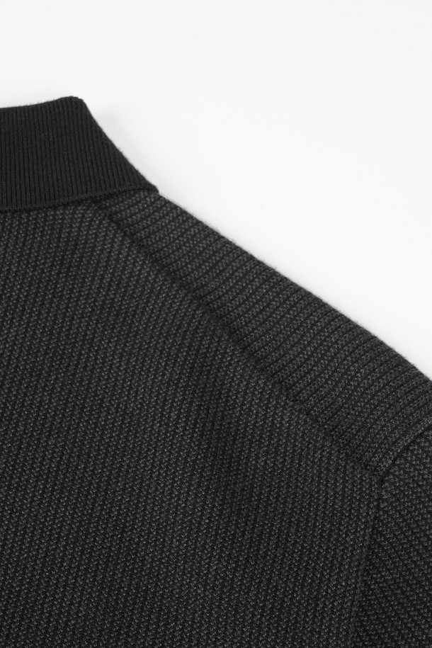 부드러운 촉감의 소프트 워셔블 투톤 카라 니트입니다. 베이직하고 미니멀한 스타일로, 봄, 가을에 활용하기 좋습니다. 블랙과 그레이 두 가지 색상으로 출시되어, 일상복으로 편안하게 착용할 수 있습니다. 레귤러 핏에 긴소매 기장으로 제작되었으며, 워셔블 기능으로 관리가 용이합니다. 캐주얼, 클래식 등 다양한 스타일 연출에 활용 가능한 아이템입니다.
