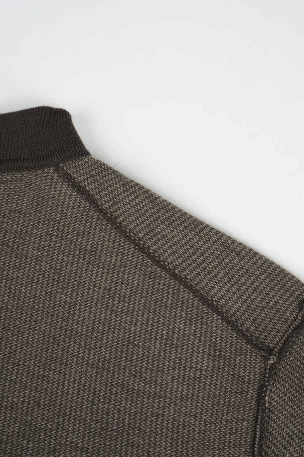 **소프트 워셔블 투톤 카라 니트**는 남성을 위한 캐주얼 및 베이직 스타일의 긴소매 니트입니다. 가을과 겨울에 적합하며, 부드러운 촉감의 니트 소재로 제작되었습니다. 중간 두께의 레귤러핏으로, 브라운과 그레이 투톤 컬러가 세련된 디자인을 연출합니다. 워셔블 기능으로 편안하게 관리할 수 있으며, 카라 디테일이 클래식한 무드를 더합니다.
