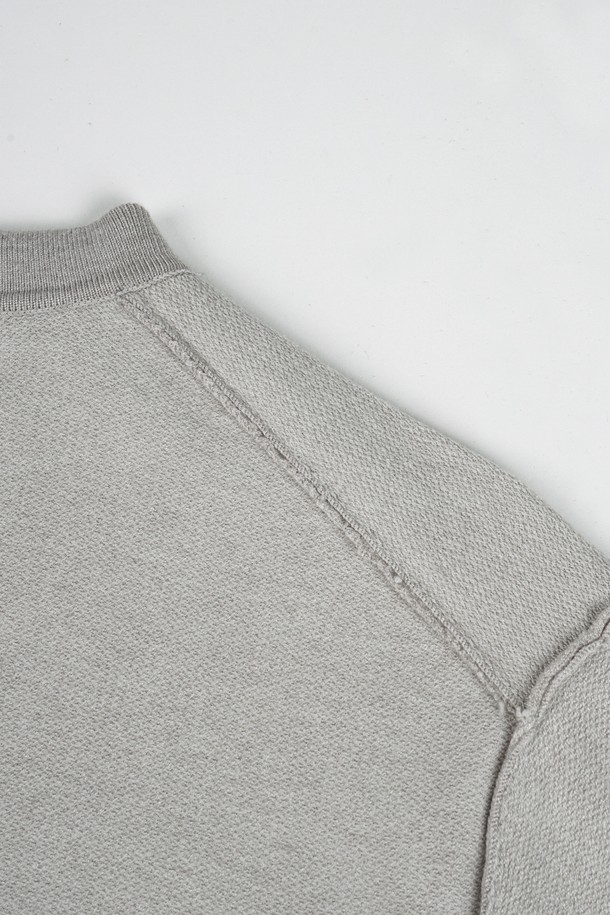 부드러운 촉감의 소프트 워셔블 투톤 카라 니트입니다. 베이직하고 캐주얼한 스타일로, 봄, 가을에 레귤러 기장으로 편안하게 착용하기 좋습니다. 무지 디자인에 그레이 컬러로 어떤 스타일에도 매치하기 용이하며, 출근룩과 데이트룩에 모두 잘 어울립니다. 워셔블 기능으로 관리가 용이하며, 미니멀, 클래식 스타일을 선호하는 분들께 추천합니다. 긴 소매 기장의 레귤러핏 니트입니다.
