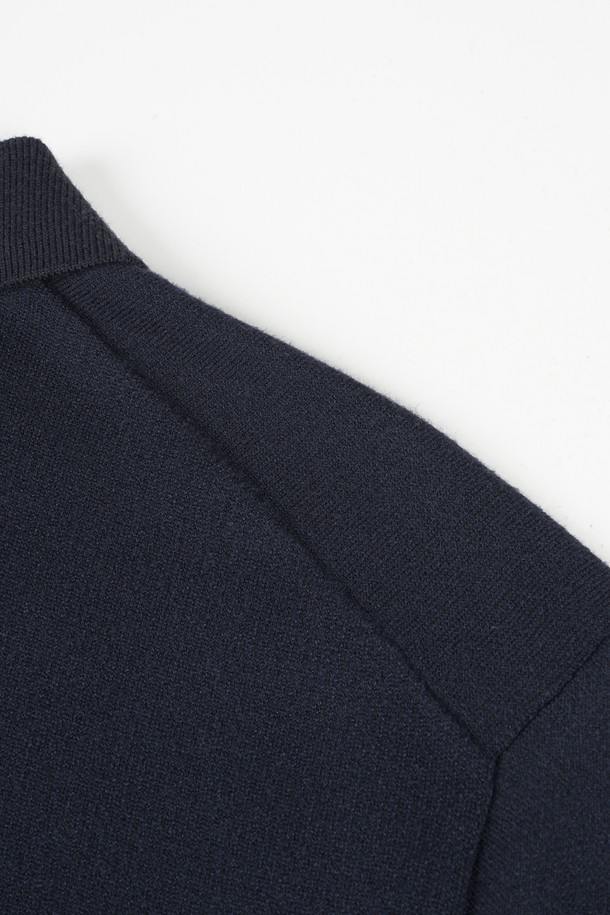 **소프트 워셔블 투톤 카라 니트**는 부드러운 촉감의 워셔블 니트 소재로 제작되어 봄, 가을 간절기에 활용하기 좋은 제품입니다. 베이직하고 캐주얼한 스타일로, 레귤러 핏에 카라넥 디자인이 특징이며, 네이비 컬러의 무지 패턴으로 다양한 룩에 매치하기 용이합니다. 긴 소매 기장으로 포멀한 출근룩이나 비즈니스 캐주얼 스타일에도 적합하며, 캐주얼, 클래식, 미니멀 스타일을 즐겨 입는 분들께 추천합니다. 투톤 디자인으로 은은한 포인트를 더하여 세련된 분위기를 연출합니다.
