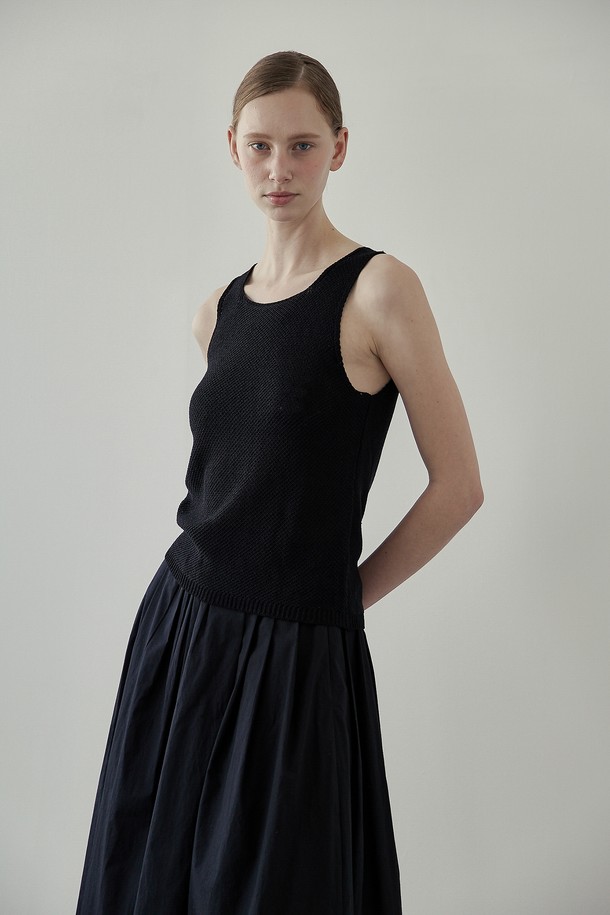 A HAUTE - 민소매티셔츠 - Square  sleeveless (Black)