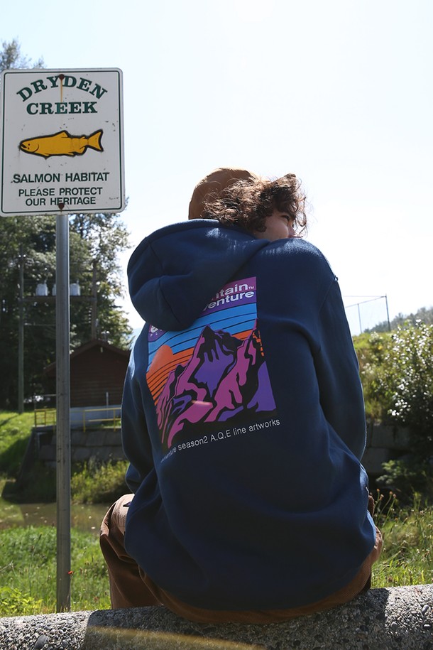 플루크 레인보우 선셋 후드티셔츠 FHT2008는 네이비, 블랙, 그레이, 화이트 4가지 컬러로 출시된 공용 후드티셔츠입니다. 봄, 가을, 겨울 모두 착용 가능하며, 캐주얼 및 스트릿 스타일을 연출하기 좋습니다. 두꺼운 면 소재로 제작되어 부드러운 촉감을 선사하며, 레귤러핏으로 편안하게 착용할 수 있습니다. 특히, 레인보우 선셋 그래픽 프린팅이 돋보여 캠핑룩이나 산책룩에 포인트를 더합니다. 캐주얼, 스트리트, 미니멀 스타일 모두 소화 가능한 활용도 높은 아이템입니다.
