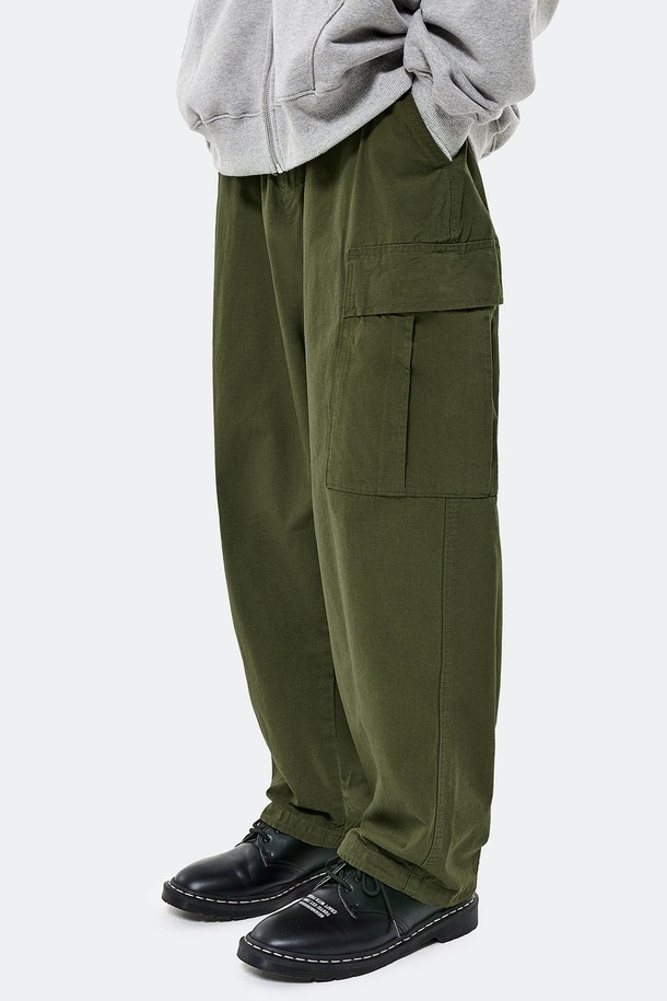 플루크 와이드 립스탑 카고 팬츠 FPT113 (2color)는 캐주얼, 미니멀, 워크웨어 스타일을 아우르는 남성용 카고 팬츠입니다. 립스탑 소재를 사용하여 내구성을 높였으며, 봄, 여름, 가을 삼계절 모두 착용 가능합니다. 와이드핏으로 편안한 착용감을 제공하며, 활동성을 고려한 디자인으로 동네 마실룩이나 여행룩에도 적합합니다. 카키와 블랙 두 가지 색상으로 출시되어 다양한 스타일 연출이 가능하며, 카고 포켓 디테일로 실용성을 더했습니다.
