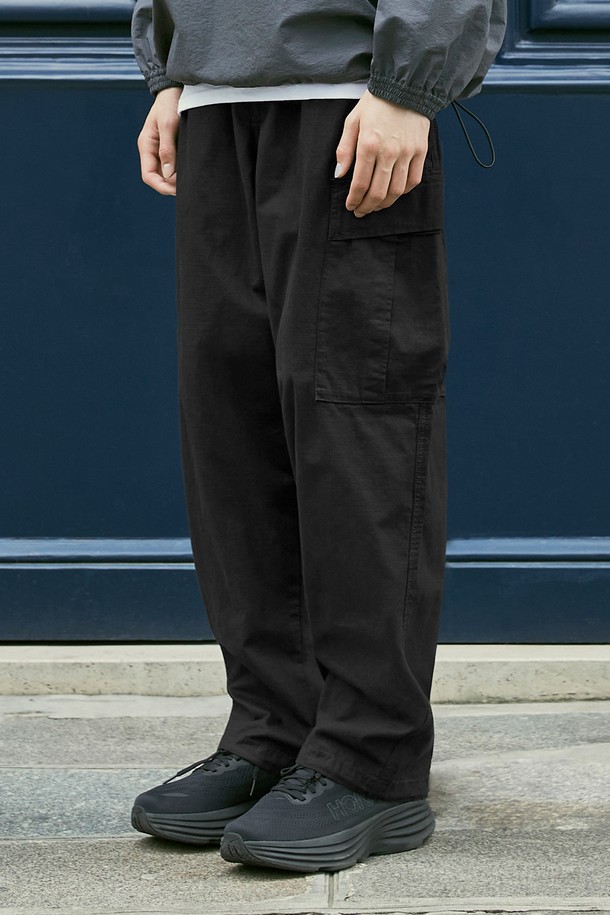 플루크 와이드 립스탑 카고 팬츠 FPT113는 남녀 모두 착용 가능한, 봄/가을용 와이드핏 카고 팬츠입니다. 얇은 두께의 면 소재로 제작되어 편안한 착용감을 선사하며, 립스탑 패턴으로 내구성을 높였습니다. 블랙과 카키, 두 가지 색상으로 출시되었으며, 일상 및 아웃도어 활동에 적합합니다. 밑단 스트링, 사이드 카고 포켓, 백포켓 오비 디테일, 체크무늬 보강 스티치 등 밀리터리 및 스트릿 스타일을 아우르는 디자인입니다. 세탁 후에도 형태 유지력이 우수하여 오랫동안 착용할 수 있습니다.
