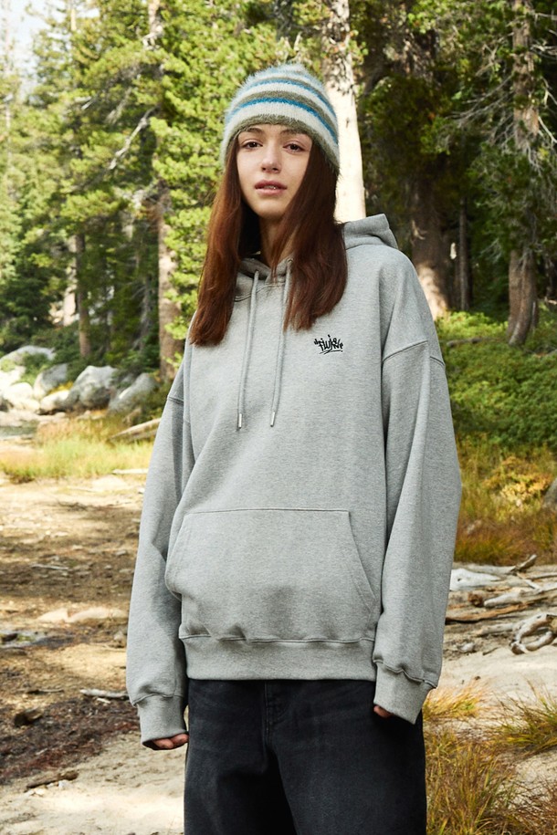 플루크 슬램로고 어센틱 후드 티셔츠 FHT602는 남성용 후드 티셔츠입니다. 그레이 및 3가지 색상으로 출시되어 다양한 스타일 연출이 가능하며, 봄, 가을, 겨울 계절에 착용하기 좋습니다. 캐주얼, 스트릿 스타일을 위한 오버핏 디자인으로, 부드러운 면 소재에 두꺼운 두께감으로 제작되었습니다. 슬램로고와 어센틱 디자인이 돋보이는 긴소매 후드 티셔츠로, 일상에서 편안하게 착용할 수 있습니다.
