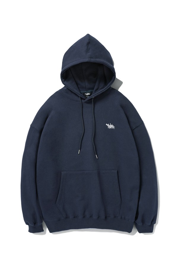 플루크 슬램로고 어센틱 후드 티셔츠 FHT602는 남성용 후드 티셔츠입니다. 네이비 색상으로, 캐주얼 및 스트릿 스타일을 연출하기 좋습니다. 가을, 겨울 시즌에 적합하며, 두꺼운 면 소재로 제작되어 부드러운 촉감을 제공합니다. 레귤러핏에 캥거루 포켓이 있어 실용성을 더했으며, 캠핑룩, 미니멀 스타일에도 잘 어울립니다. 긴 소매와 후드 디자인으로 편안한 착용감을 선사합니다.
