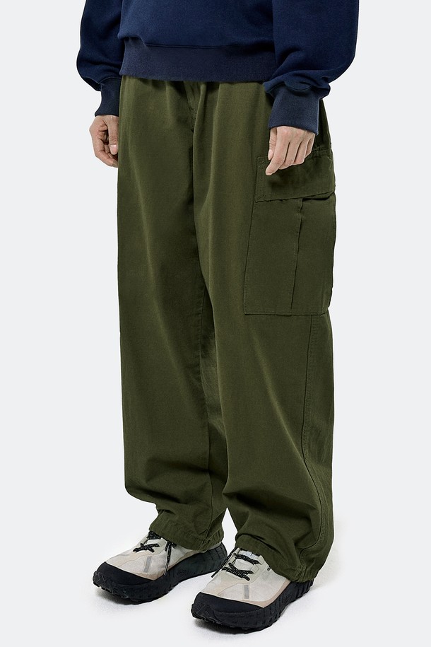 플루크 와이드 립스탑 카고 팬츠 FPT113 (2color)는 캐주얼, 미니멀, 워크웨어 스타일을 아우르는 남성용 카고 팬츠입니다. 립스탑 소재를 사용하여 내구성을 높였으며, 봄, 여름, 가을 삼계절 모두 착용 가능합니다. 와이드핏으로 편안한 착용감을 제공하며, 활동성을 고려한 디자인으로 동네 마실룩이나 여행룩에도 적합합니다. 카키와 블랙 두 가지 색상으로 출시되어 다양한 스타일 연출이 가능하며, 카고 포켓 디테일로 실용성을 더했습니다.
