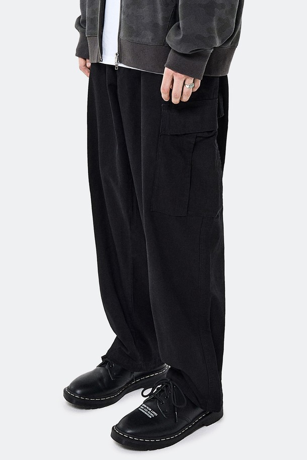 플루크 와이드 립스탑 카고 팬츠 FPT113는 남녀 모두 착용 가능한, 봄/가을용 와이드핏 카고 팬츠입니다. 얇은 두께의 면 소재로 제작되어 편안한 착용감을 선사하며, 립스탑 패턴으로 내구성을 높였습니다. 블랙과 카키, 두 가지 색상으로 출시되었으며, 일상 및 아웃도어 활동에 적합합니다. 밑단 스트링, 사이드 카고 포켓, 백포켓 오비 디테일, 체크무늬 보강 스티치 등 밀리터리 및 스트릿 스타일을 아우르는 디자인입니다. 세탁 후에도 형태 유지력이 우수하여 오랫동안 착용할 수 있습니다.
