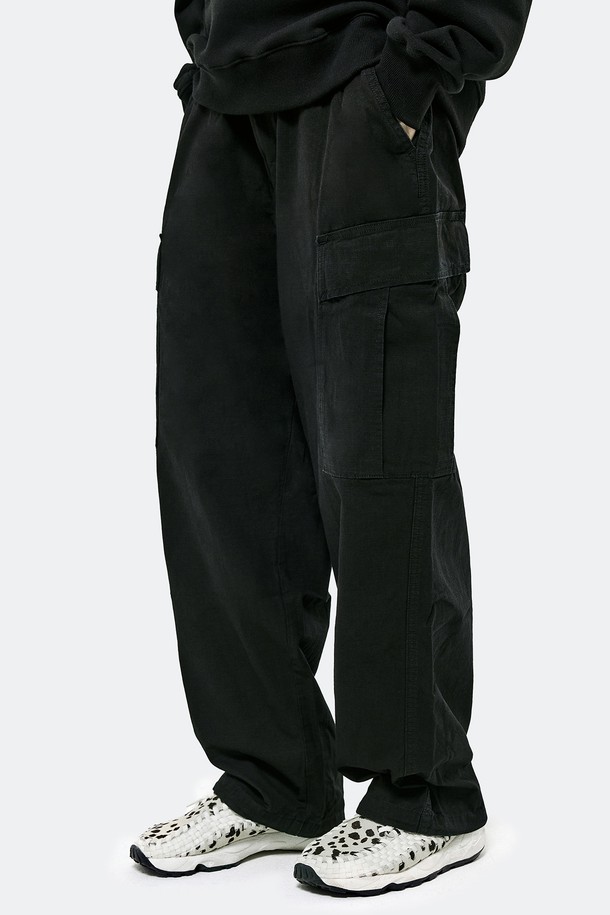 플루크 와이드 립스탑 카고 팬츠 FPT113는 남녀 모두 착용 가능한, 봄/가을용 와이드핏 카고 팬츠입니다. 얇은 두께의 면 소재로 제작되어 편안한 착용감을 선사하며, 립스탑 패턴으로 내구성을 높였습니다. 블랙과 카키, 두 가지 색상으로 출시되었으며, 일상 및 아웃도어 활동에 적합합니다. 밑단 스트링, 사이드 카고 포켓, 백포켓 오비 디테일, 체크무늬 보강 스티치 등 밀리터리 및 스트릿 스타일을 아우르는 디자인입니다. 세탁 후에도 형태 유지력이 우수하여 오랫동안 착용할 수 있습니다.
