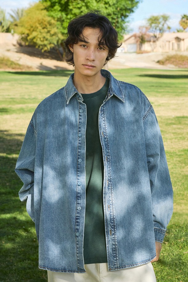 오버핏 데님 셔켓 FDJ101은 라이트 블루 컬러의 데님 셔켓입니다. 남녀 모두 착용 가능하며, 봄, 가을에 캐주얼하고 베이직한 스타일을 연출하기 좋습니다. 셔켓 특유의 셔츠와 재킷의 경계를 넘나드는 디자인으로, 오버핏으로 제작되어 편안한 착용감을 선사합니다. 양쪽 히든 포켓, 백라벨 디테일, 열고정 가공, 산포라이즈 가공, 더블 워싱 가공을 통해 완성도를 높였습니다. 데이트룩이나 봄 소풍룩에 잘 어울리며, 캐주얼, 미니멀, 클래식 스타일을 즐기는 분들께 추천합니다.
