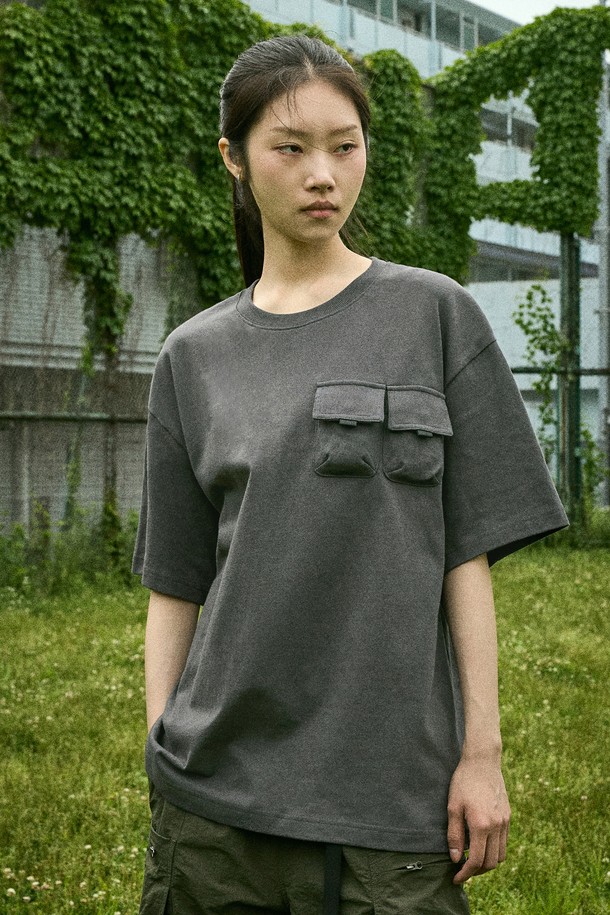 캠프사이드 헤비웨이트 더블 포켓 반팔 티셔츠 CST113는 남녀 모두 착용 가능한 캐주얼 스타일의 여름 티셔츠입니다. 넉넉한 오버핏에 두꺼운 면, 나일론 혼방 소재로 제작되어 편안한 착용감을 제공합니다. 라운드넥 디자인에 무지 패턴, 반소매 기장으로 디자인되었으며, 더블 포켓과 백 컷, 자수 로고, 백 심 디테일이 특징입니다. 동네 마실룩, 여행룩 등 다양한 TPO에 활용하기 좋으며, 미니멀, 클래식 스타일을 즐기는 분들께 추천합니다.
