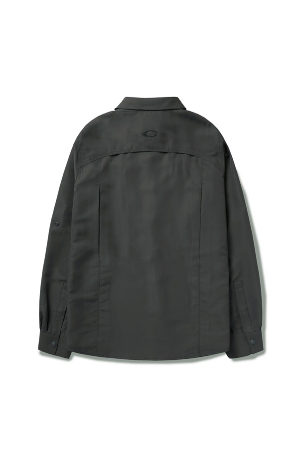 캠프사이드 C5 롤업 벤틸셔츠 CJK109는 캠핑, 아웃도어 활동은 물론 일상에서도 활용하기 좋은 남녀 공용 벤틸셔츠입니다. 얇은 두께감의 폴리에스테르, 면 혼방 소재로 제작되어 봄, 여름철에 시원하게 착용 가능하며, 레귤러핏으로 편안한 착용감을 선사합니다. 소매 롤업이 가능하며, 앞면 포켓과 방수 기능이 더해져 실용성을 높였습니다. 캐주얼, 미니멀 스타일로 캠핑룩, 여행룩에 매치하기 좋으며, 세 가지 색상으로 출시되었습니다. 긴소매 버튼 방식의 레귤러 기장 셔츠입니다.
