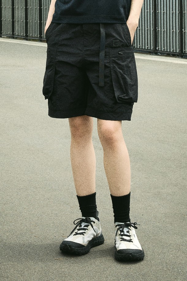 캠프사이드 슬링사이드 카고 하프팬츠 CSP104는 남성용 카고 반바지입니다. 일상, 여행, 휴가 등 다양한 상황에서 활용하기 좋은 아이템으로, 캐주얼, 스트리트, 미니멀 스타일을 연출할 수 있습니다. 루즈핏으로 편안한 착용감을 제공하며, 블랙 색상과 무지 디자인으로 어떤 상의에도 잘 어울립니다. 카고 포켓과 사이드 포켓이 있어 실용성을 더했습니다. 여름철에 시원하게 입을 수 있는 반바지입니다.
