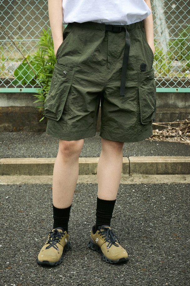 캠프사이드 슬링사이드 카고 하프 팬츠 CSP104는 아웃도어 활동과 일상에서 모두 활용 가능한 남녀 공용 카고 반바지입니다. 릴랙스 핏으로 제작되어 편안한 착용감을 제공하며, 여름 시즌에 적합한 시원한 폴리에스테르와 나일론 혼방 소재로 제작되었습니다. 사이드 더블 카고 포켓과 마그네틱 스트랩 클로저 디테일이 돋보이며, 3가지 색상으로 출시되어 다양한 스타일을 연출할 수 있습니다. 여행, 휴가, 여름 바캉스룩에 적합하며 캐주얼, 미니멀, 워크웨어 스타일을 선호하는 고객에게 추천합니다.
