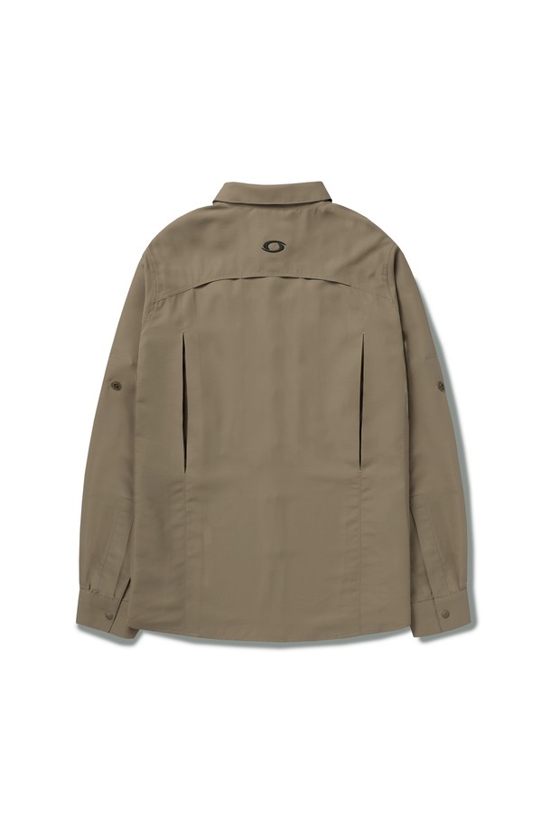 캠프사이드 C5 롤업 벤틸셔츠 CJK109는 캠핑, 아웃도어 활동은 물론 일상에서도 편안하게 착용할 수 있는 남녀 공용 셔츠입니다. 베이지 색상으로 출시되었으며, 봄, 여름 계절에 적합한 얇은 두께감과 통기성을 갖춰 쾌적한 착용감을 제공합니다. 롤업 소매 디자인과 앞면 포켓 디테일이 특징이며, 캐주얼하고 미니멀한 스타일을 연출합니다. 방수 기능과 신축성을 더해 활동성을 높였으며, 레귤러핏으로 편안하게 착용 가능합니다. 버튼 여밈 방식과 긴 소매 기장으로 다양한 스타일링이 가능합니다.
