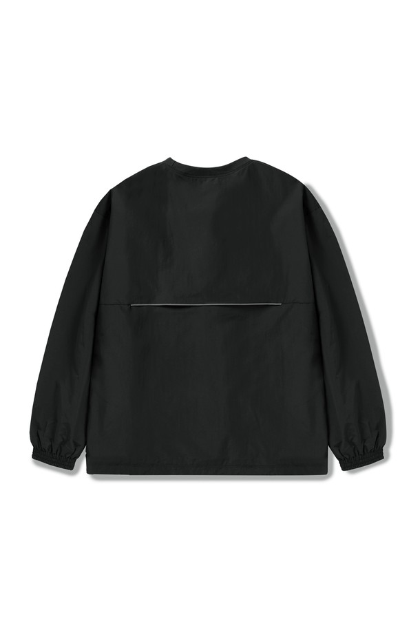 캠프사이드 C6 윈드브레이커 CWB101은 캠핑, 일상, 아웃도어 활동에 적합한 남녀 공용 윈드브레이커입니다. 봄, 가을 계절에 어울리는 얇은 두께의 나일론 소재로 제작되었으며, 레귤러핏과 집업 스타일로 편안한 착용감을 제공합니다. 스포티, 캐주얼, 미니멀 스타일을 모두 소화하며, 무지 디자인에 블랙 색상으로 시크함을 더했습니다. 특히, 메쉬 안감과 후면 스카치 라인 디자인, 통기성을 갖춰 캠핑룩으로 활용하기 좋습니다.
