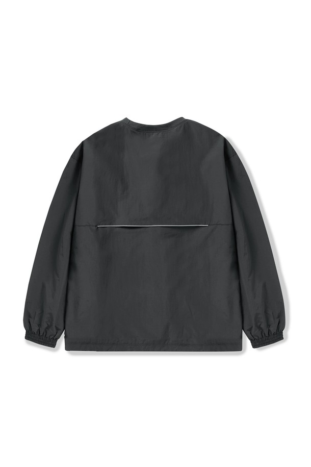 캠프사이드 C6 윈드브레이커 CWB101은 남녀 모두 착용 가능한 캐주얼하고 스포티한 스타일의 윈드브레이커입니다. 봄, 여름 시즌에 적합하며, 가볍고 얇은 나일론 소재로 제작되어 쾌적한 착용감을 제공합니다. 등판 스카치라인 디자인으로 포인트를 주었으며, 메쉬 안감과 통기성을 강화하여 활동적인 움직임에도 편안함을 유지합니다. 산책, 여행, 등산 등 다양한 상황에서 활용하기 좋은 아이템입니다.
