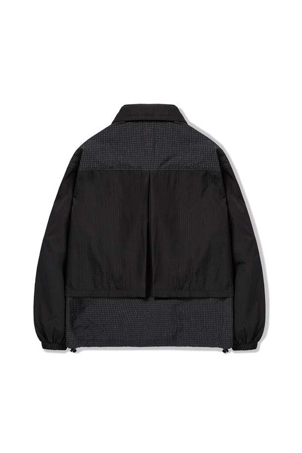 캠프사이드 C2 더블트래커 아노락 재킷 CJK112는 캠핑 및 일상에서 활용하기 좋은 아노락 재킷입니다. 봄, 가을에 적합한 얇은 두께의 나일론 소재로 제작되었으며, 오버핏으로 편안한 착용감을 제공합니다. 블랙 컬러의 무지 디자인에 후드와 트래커 디자인이 더해져 스포티하고 캐주얼한 스타일을 연출합니다. 집업 방식으로 간편하게 착용 가능하며, 방수 및 방풍 기능으로 야외 활동 시에도 쾌적함을 유지해 줍니다. 긴소매 기장으로 활동성을 높였으며, 캠핑룩을 완성하는 데 적합합니다.
