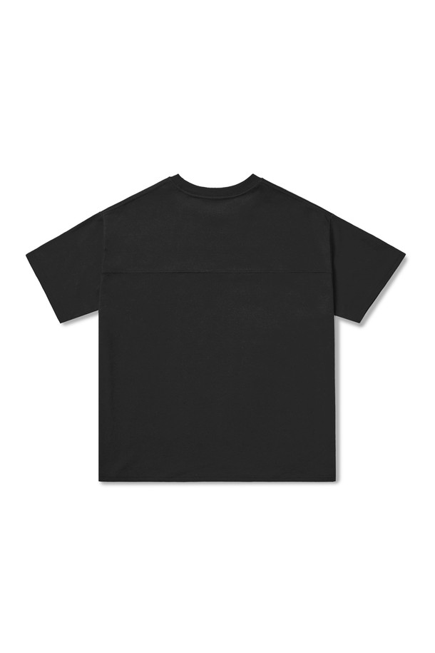 캠프사이드 C8 드라이 하이프리퀀시 티셔츠 CST114는 뛰어난 기능성을 갖춘 여름용 스포츠 티셔츠입니다. 얇고 부드러운 폴리에스테르 소재로 제작되어 우수한 흡습 및 속건 기능을 제공하며, 일상 및 스포츠 활동 시 쾌적함을 유지시켜 줍니다. 라운드넥 디자인과 레귤러핏으로 편안한 착용감을 선사하며, 스포티하면서도 베이직한 스타일을 연출합니다. 무지 패턴에 5가지 다양한 컬러(블랙 포함)로 출시되어 폭넓은 선택이 가능합니다. 드라이 기능성 원단으로 제작되어 땀을 빠르게 흡수하고 건조시켜 줍니다.
