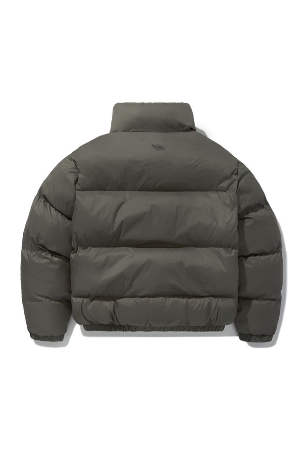 플루크 슬램로고 오버핏 크롭 푸퍼 패딩 FPJ220은 스포티, 캐주얼, 미니멀 스타일을 즐기는 분들을 위한 겨울철 필수 아이템입니다. 넉넉한 오버핏에 크롭 기장으로 트렌디함을 더했으며, 가볍고 부드러운 나일론 소재를 사용하여 편안한 착용감을 선사합니다. 보온성과 방풍 기능은 물론, 톤온톤의 그레이 컬러와 로고 프린트 디테일로 디자인적인 완성도를 높였습니다. 여행룩, 캠핑룩 등 다양한 TPO에 활용 가능하며, 집업 스타일로 간편하게 입고 벗을 수 있습니다.
