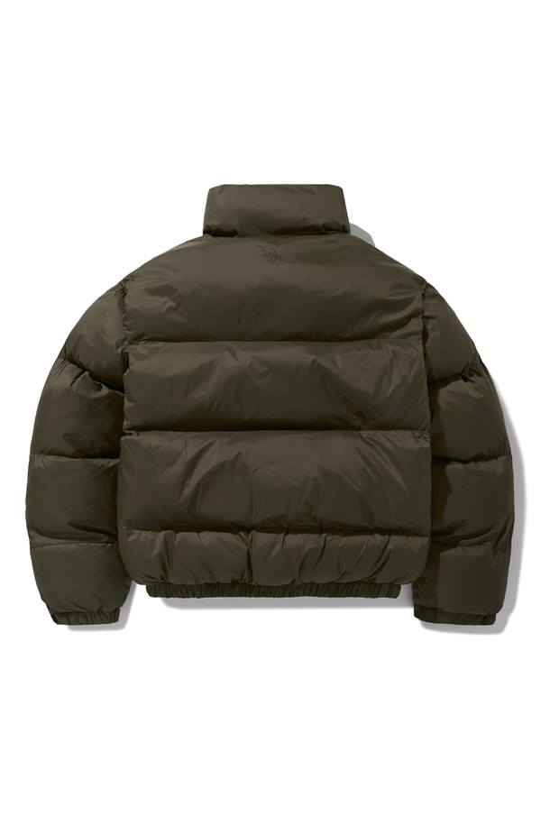 플루크 슬램로고 오버핏 크롭 푸퍼 패딩 FPJ220은 남녀 모두 착용 가능한 겨울철 필수 아이템입니다. 카키, 블랙, 베이지 3가지 색상으로 출시되어, 어떤 스타일에도 쉽게 매치할 수 있습니다. 나일론 소재로 제작되어 부드러운 촉감을 자랑하며, 두꺼운 두께감으로 뛰어난 보온성을 제공합니다. 크롭 기장과 오버핏 디자인으로 캐주얼, 스트릿, 미니멀 스타일을 연출하기 좋으며, 여행룩, 캠핑룩 등 다양한 TPO에 활용 가능합니다. 집업 방식으로 간편하게 착용할 수 있으며, 로고 패턴으로 포인트를 더했습니다.
