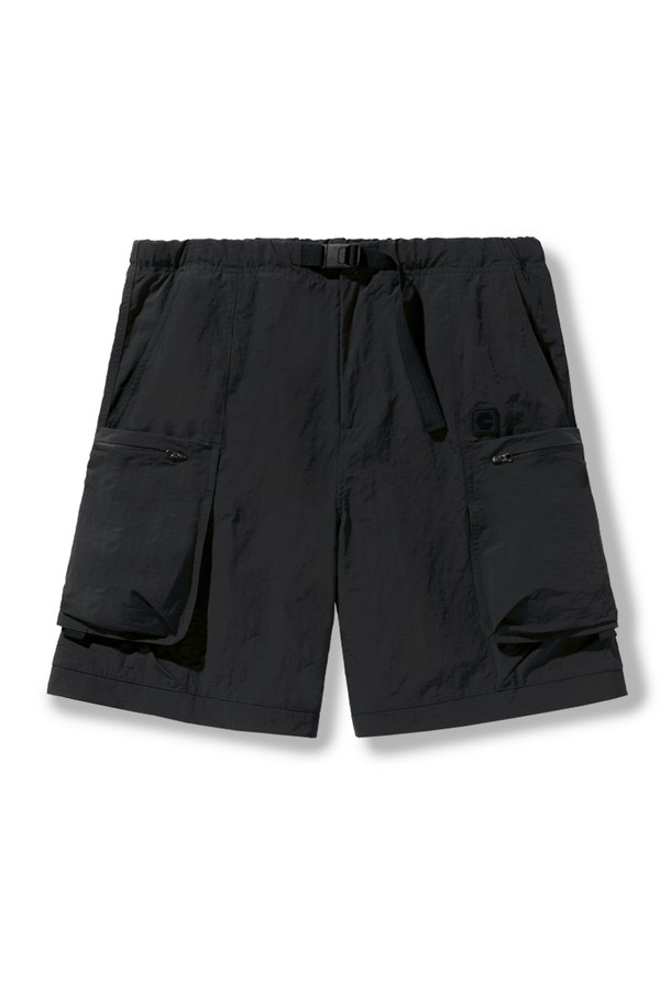 캠프사이드 슬링사이드 카고 하프팬츠 CSP104는 남성용 카고 반바지입니다. 일상, 여행, 휴가 등 다양한 상황에서 활용하기 좋은 아이템으로, 캐주얼, 스트리트, 미니멀 스타일을 연출할 수 있습니다. 루즈핏으로 편안한 착용감을 제공하며, 블랙 색상과 무지 디자인으로 어떤 상의에도 잘 어울립니다. 카고 포켓과 사이드 포켓이 있어 실용성을 더했습니다. 여름철에 시원하게 입을 수 있는 반바지입니다.
