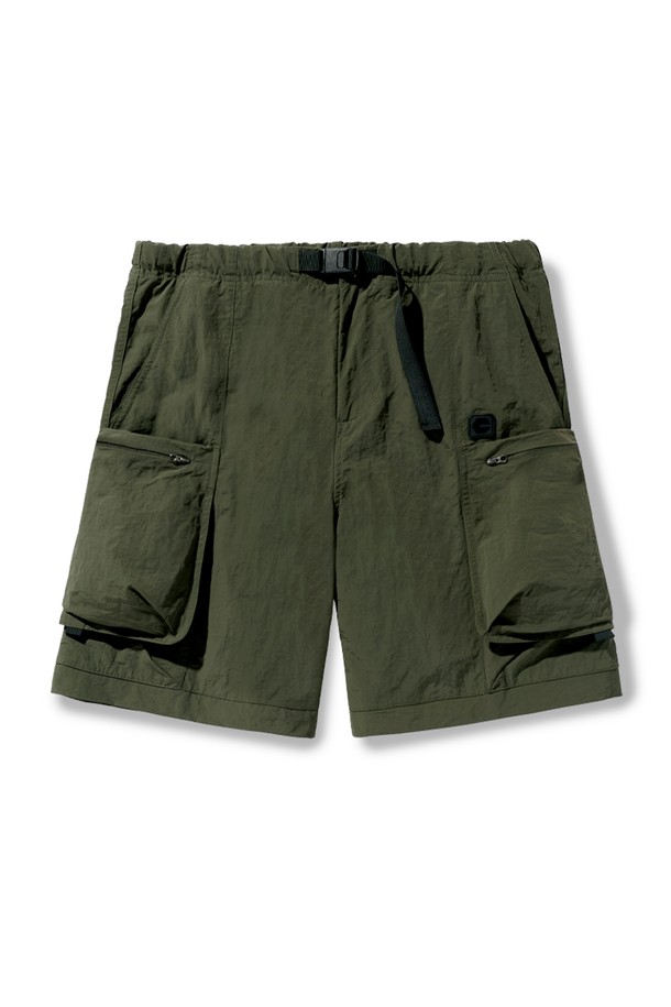 캠프사이드 슬링사이드 카고 하프 팬츠 CSP104는 아웃도어 활동과 일상에서 모두 활용 가능한 남녀 공용 카고 반바지입니다. 릴랙스 핏으로 제작되어 편안한 착용감을 제공하며, 여름 시즌에 적합한 시원한 폴리에스테르와 나일론 혼방 소재로 제작되었습니다. 사이드 더블 카고 포켓과 마그네틱 스트랩 클로저 디테일이 돋보이며, 3가지 색상으로 출시되어 다양한 스타일을 연출할 수 있습니다. 여행, 휴가, 여름 바캉스룩에 적합하며 캐주얼, 미니멀, 워크웨어 스타일을 선호하는 고객에게 추천합니다.
