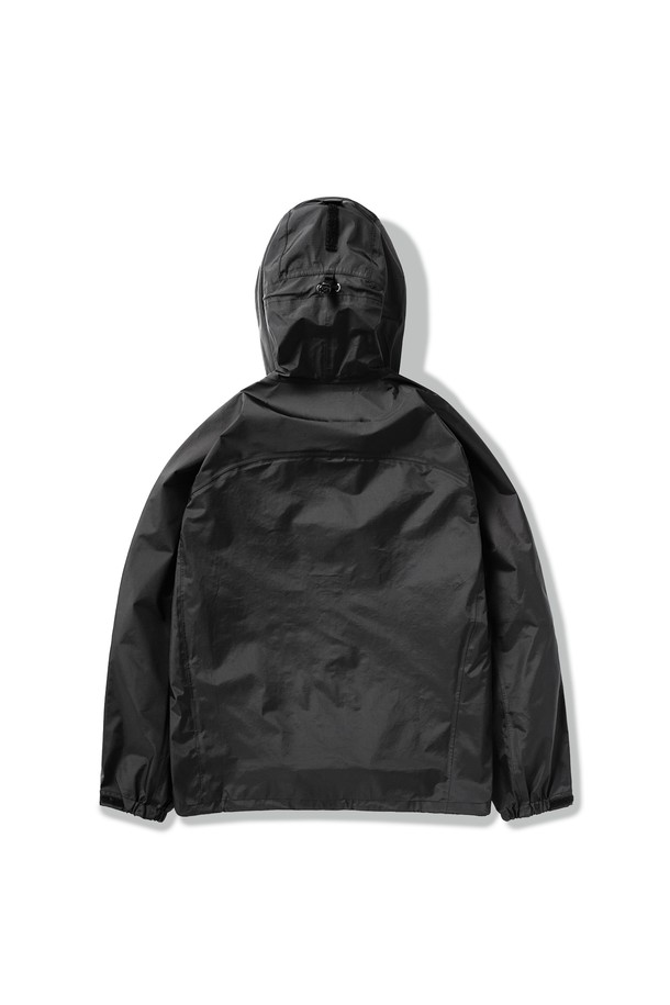 캠프사이드 C1 윈드브레이커 재킷 CJK111는 남녀 모두 착용 가능한 윈드브레이커입니다. 아웃도어, 캠핑, 일상생활에서 활용하기 좋으며, 봄, 가을 시즌에 적합합니다. 블랙 컬러의 무지 디자인으로, 레귤러핏과 집업 스타일을 제공하며, 나일론 소재로 제작되어 얇고 가볍습니다. 방수, 투습 기능을 갖춘 쉘 재킷 디자인으로, 벤틸레이션 처리가 되어 있어 쾌적하게 착용할 수 있습니다. 캠핑룩, 등산룩, 스포티, 캐주얼, 미니멀 스타일을 연출하기에 좋습니다.
