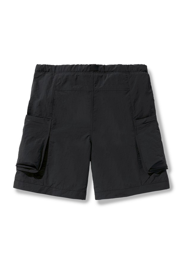 캠프사이드 슬링사이드 카고 하프팬츠 CSP104는 남성용 카고 반바지입니다. 일상, 여행, 휴가 등 다양한 상황에서 활용하기 좋은 아이템으로, 캐주얼, 스트리트, 미니멀 스타일을 연출할 수 있습니다. 루즈핏으로 편안한 착용감을 제공하며, 블랙 색상과 무지 디자인으로 어떤 상의에도 잘 어울립니다. 카고 포켓과 사이드 포켓이 있어 실용성을 더했습니다. 여름철에 시원하게 입을 수 있는 반바지입니다.
