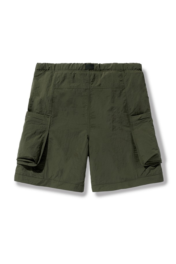 캠프사이드 슬링사이드 카고 하프 팬츠 CSP104는 아웃도어 활동과 일상에서 모두 활용 가능한 남녀 공용 카고 반바지입니다. 릴랙스 핏으로 제작되어 편안한 착용감을 제공하며, 여름 시즌에 적합한 시원한 폴리에스테르와 나일론 혼방 소재로 제작되었습니다. 사이드 더블 카고 포켓과 마그네틱 스트랩 클로저 디테일이 돋보이며, 3가지 색상으로 출시되어 다양한 스타일을 연출할 수 있습니다. 여행, 휴가, 여름 바캉스룩에 적합하며 캐주얼, 미니멀, 워크웨어 스타일을 선호하는 고객에게 추천합니다.
