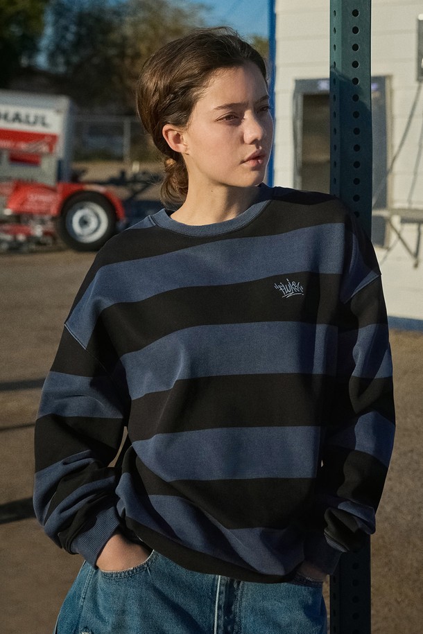 플루크 슬램로고 스트라이프 피그먼트 맨투맨 티셔츠 FMT759-Z는 베이지, 블루, 블루그린, 다크그레이 4가지 색상으로 출시되었습니다. 면과 폴리에스테르 혼방 소재로 제작되어 부드러운 촉감과 두꺼운 두께감으로 봄, 가을에 착용하기 좋습니다. 캐주얼, 스트릿 스타일을 모두 소화하며, 레귤러핏에 라운드넥 디자인으로 편안하게 착용 가능합니다. 피그먼트 워싱 가공과 트리플 스티치 공법으로 내구성을 강화하여 잦은 세탁에도 변형 없이 오랫동안 즐겨 입을 수 있습니다. 가을 나들이룩이나 겨울 데일리룩에 활용하기 좋은 아이템입니다.
