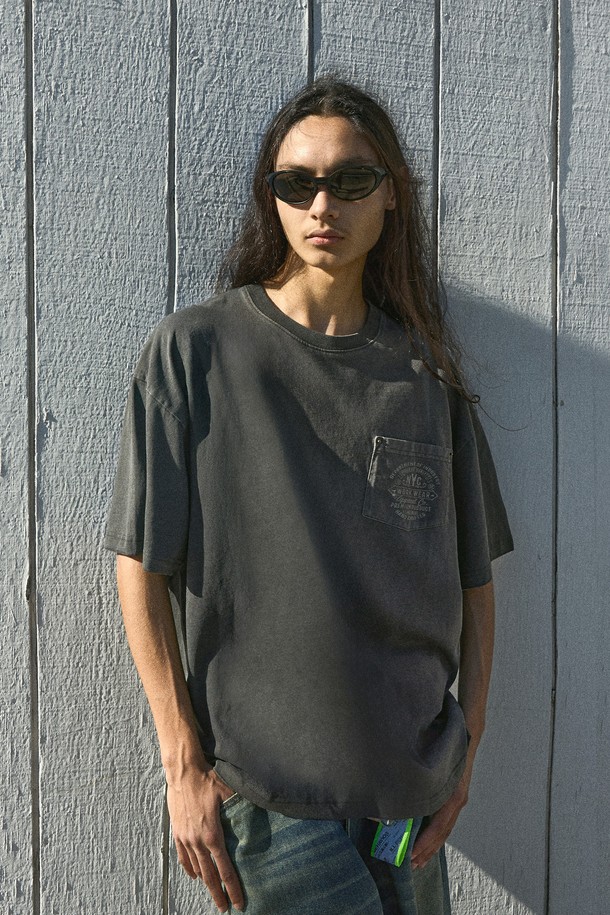 플루크 리벳 포켓 피그먼트 워크웨어 반팔 티셔츠 FST739는 남녀 공용으로 봄, 여름에 착용하기 좋은 반팔 티셔츠입니다. 워크웨어 스타일과 빈티지 무드를 결합한 디자인으로, 피그먼트 컬러와 레귤러핏, 라운드넥이 특징입니다. 면 소재에 리벳 포켓 디테일, 로고/프린트 패턴으로 포인트를 주어 일상에서 개성 있는 스타일을 연출할 수 있습니다.
