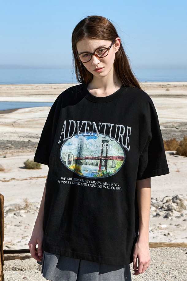 시티 어드벤처 크랙 반팔 티셔츠 FST336은 산, 강, 일몰, 도시 등의 예술적 요소가 담긴 디지털 프린트 디자인과 시즌 아트웍이 돋보이는 제품입니다. 면 소재로 제작되었으며, 릴랙스핏으로 편안한 착용감을 제공하고, 라운드넥 디자인으로 캐주얼한 스타일을 연출합니다. 블랙, 네이비, 화이트, 그레이 4가지 색상으로 봄, 여름 시즌에 일상복으로 활용하기 좋은 공용 반팔 티셔츠입니다.
