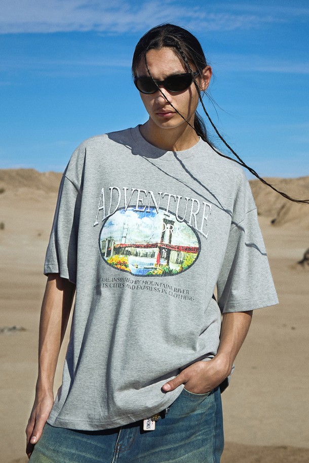 시티 어드벤처 크랙 반팔 티셔츠 FST336은 산, 강, 일몰, 도시에서 영감을 받은 프린트 디자인이 돋보이는 캐주얼 티셔츠입니다. 디지털 프린팅 기법으로 시즌 아트워크 컬러를 표현했으며, 면 소재의 릴랙스핏으로 편안한 착용감을 제공합니다. 블랙, 네이비, 화이트, 그레이 4가지 색상으로 출시되어 일상복으로 활용하기 좋습니다.
