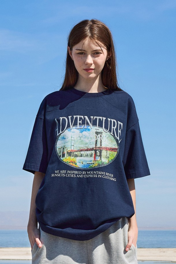 시티 어드벤처 크랙 반팔 티셔츠 FST336은 산, 강, 일몰, 도시를 모티브로 한 그래픽이 돋보이는 프린트 티셔츠입니다. 디지털 프린팅 기법으로 다양한 컬러를 표현했으며, 면 소재로 제작되어 봄, 여름철 일상에서 편안하게 착용하기 좋습니다. 릴랙스핏의 라운드넥 디자인으로 화이트, 네이비, 그레이, 블랙 4가지 색상으로 제공됩니다.
