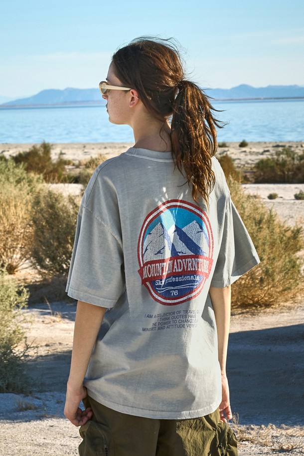 스노우마운틴 어드벤처 반팔 티셔츠 FST735는 남녀 모두 착용 가능한 릴랙스핏의 캐주얼 티셔츠입니다. 부드러운 면 소재에 피그먼트 염색과 고온 염색 처리, 워싱 효과를 더해 편안함과 스타일을 동시에 잡았습니다. 라이트 그레이, 다크 그레이, 블루 그린, 화이트 4가지 색상으로 출시되었으며, 크림 프린팅으로 포인트를 준 그래픽 디자인이 돋보입니다.
