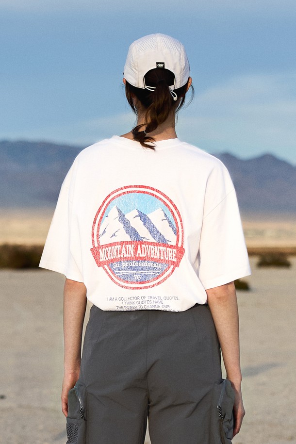스노우마운틴 어드벤처 반팔 티셔츠 FST735는 산 모티브 디자인과 앞뒤 프린팅, 크림 프린팅이 특징인 남녀 공용 캐주얼 티셔츠입니다. 피그먼트 염색 원단과 워싱 가공된 듯한 색감이 돋보이며, 부드러운 면 소재와 릴랙스핏으로 편안한 착용감을 제공합니다. 라이트그레이, 다크그레이, 블루그린, 화이트 4가지 색상으로 만나보세요.

