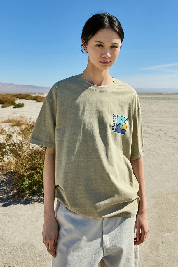 마운틴 어드벤처 크랙 반팔 티셔츠 FST736은 봄, 여름 시즌에 어울리는 캐주얼 티셔츠입니다. 부드러운 면 소재로 제작되었으며, 루즈핏과 릴렉스핏의 편안한 착용감을 제공합니다. 빈티지 스타일과 프린트 무늬가 특징이며, 화이트, 블루그린, 베이지, 네이비, 퍼플, 다크그레이 6가지 컬러로 출시되었습니다. 피그먼트 워싱 처리와 고온 염색 공정으로 자연스러운 빈티지룩과 부드러운 터치감을 선사합니다. 동네 마실룩이나 여행룩으로 활용하기 좋습니다.
