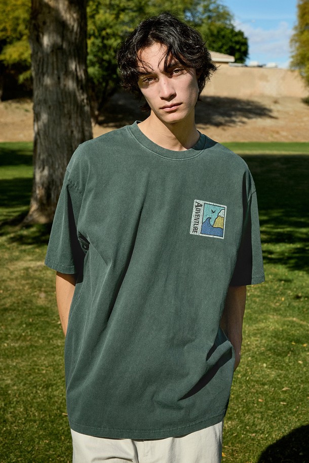 마운틴 어드벤처 크랙 반팔 티셔츠 FST736은 남녀 모두 착용 가능한 캐주얼 스타일의 반팔 티셔츠입니다. 봄, 여름 시즌에 적합하며, 릴랙스핏과 루즈핏으로 편안한 착용감을 제공합니다. 부드러운 면 소재에 피그먼트 워싱 처리, 고온 염색 공정, 멀티 워싱 효과를 더해 빈티지한 컬러감과 독특한 크랙 프린팅 무늬를 연출했습니다. 라운드넥 디자인에 화이트, 다크그레이, 베이지, 네이비, 퍼플, 블루그린 6가지 다채로운 색상으로 출시되었습니다. 일상생활에서 편안하게 즐겨 입을 수 있는 아이템입니다.
